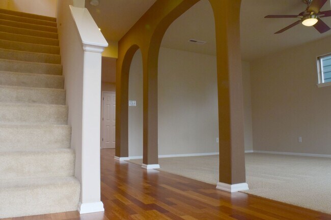 Building Photo - Beautiful 3 Bedroom 2.5 Bath Home In Willa...