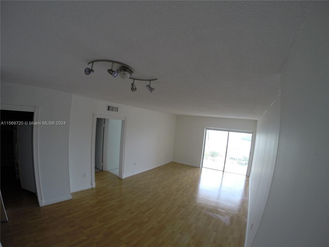 Foto principal - 400 Kings Point Dr