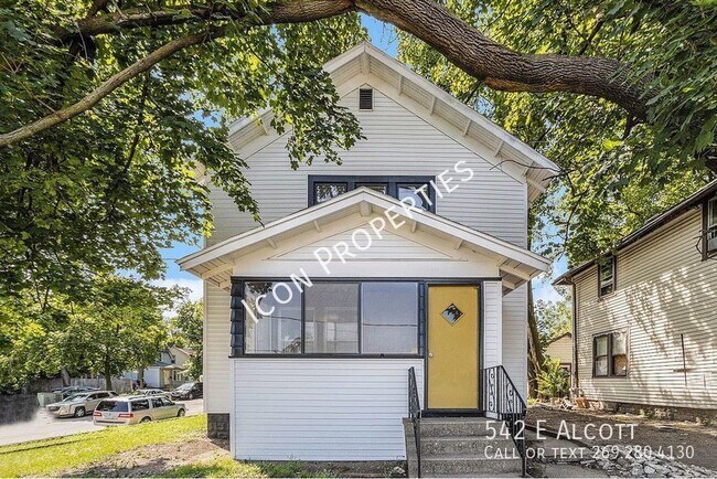 Building Photo - Totally renovated - A MUST SEE!