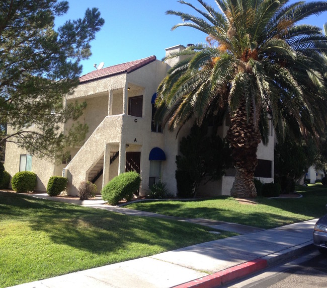 Beautiful Landscaping - 1st Floor unit - 4975 Newport Cove Dr