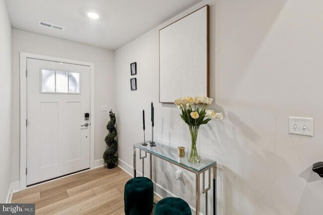 Building Photo - 10939 Drummond Pl