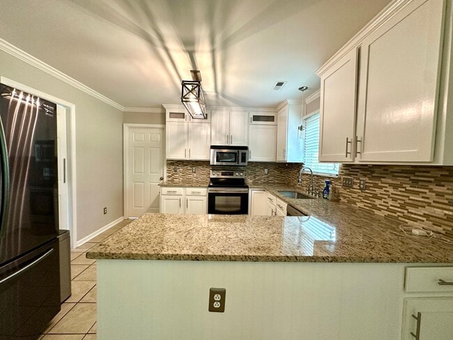 Building Photo - 8425 Hirsch Dr