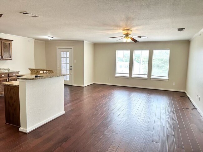 Foto del edificio - 2 Bedroom 1 Bath - End Unit Apartment (40%...