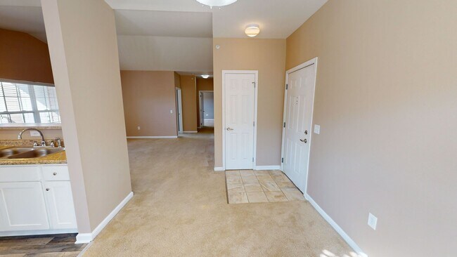 Foto del edificio - Second Floor Rear View 3 Bedroom in a Gate...