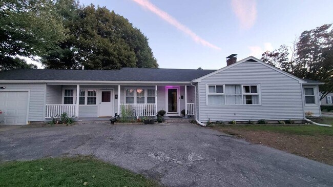Building Photo - 921 Cottage St