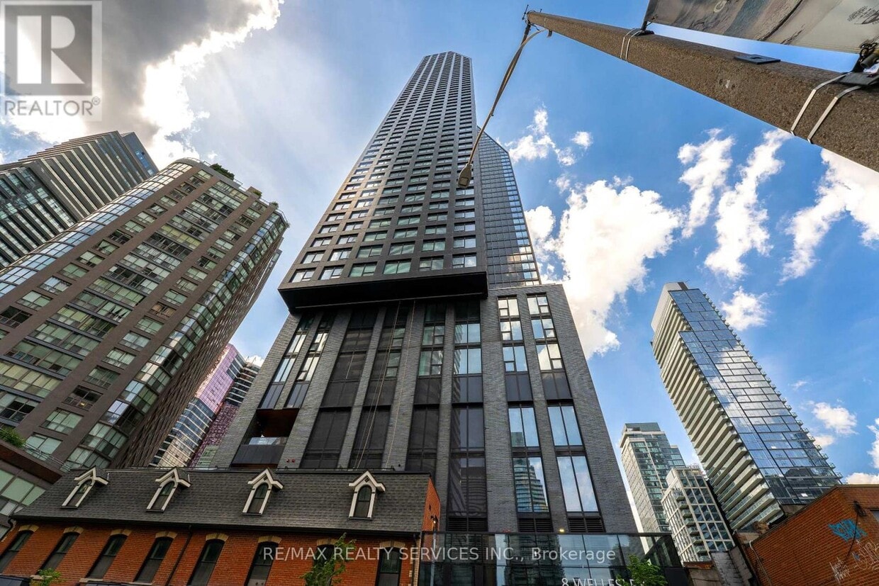 Photo principale - 8-4908 Wellesley St W