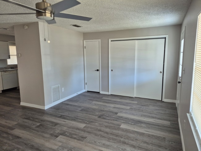 Building Photo - 2131 W Greenway Pl