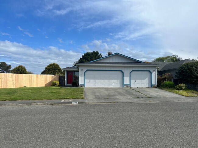 Foto del edificio - Mckinleyville 2 Bedroom Duplex