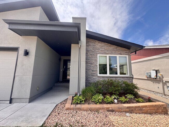 Foto del edificio - LUXURY 4 Bedroom home in NORTHGATE with Mountain Views