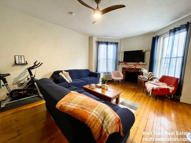 Building Photo - 916 Beacon St