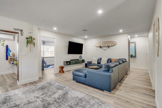 Building Photo - 415 N Shore Dr