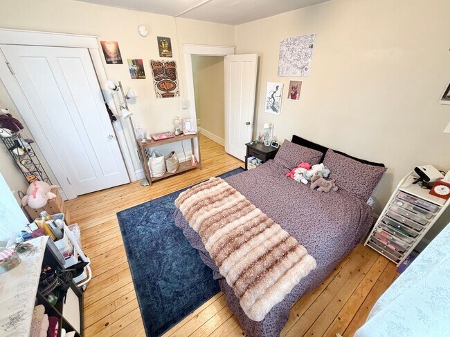 Foto del edificio - 3 Bedroom Apartment in Burlington VT Available NOW! OFF STREET PARKING, LAUNDRY, HEAT INCLUDED!