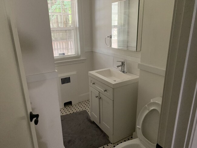 Building Photo - Modern Condo with 1.5 Bathrooms and new appliances