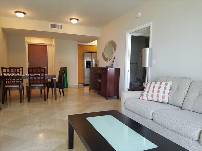 Foto del edificio - 6365 Collins Ave