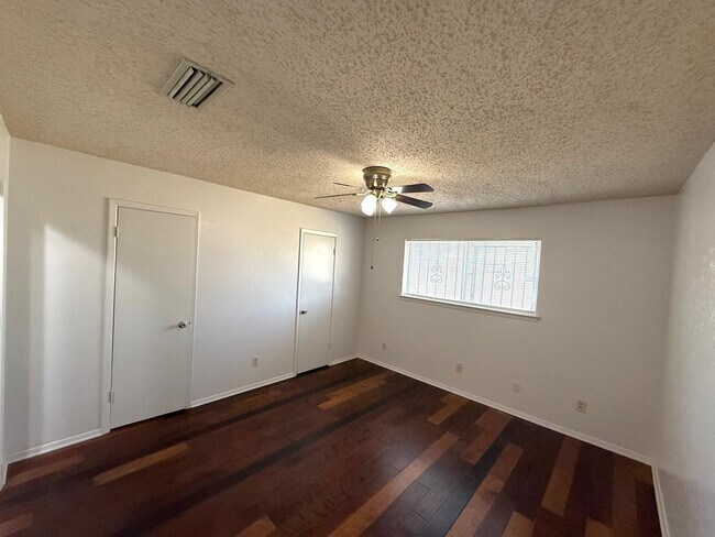 Building Photo - AVAILABLE NOW!!! Charming 3-bedroom, 2-bat...