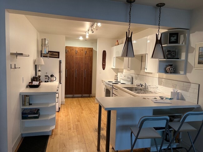 full kitchen - 7 W Superior St
