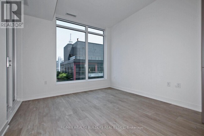 Photo du bâtiment - 576 Front St W