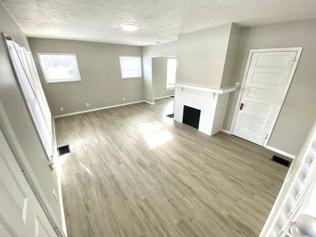 Building Photo - Newly Rehabbed Single Family in Dayton!: N...