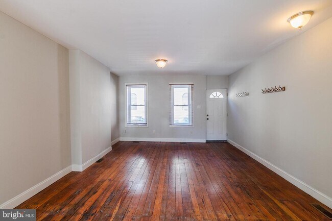 Building Photo - 2046 Montrose St