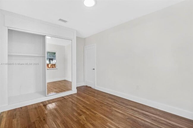 Building Photo - 3 bedroom in Miami FL 33154