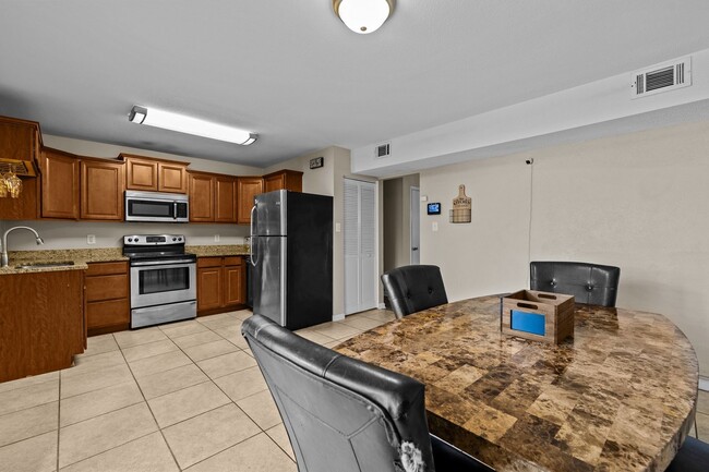 Foto del edificio - Bright & Cozy 2-Bedroom Townhouse with Solar Panels – Virginia Beach