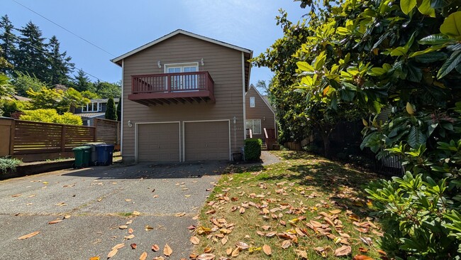Building Photo - Charming Kirkland Bungalow with Lake Views!