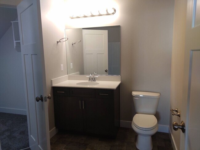 Foto del edificio - Cute and Spacious! Available Now! Month to Month Accepted