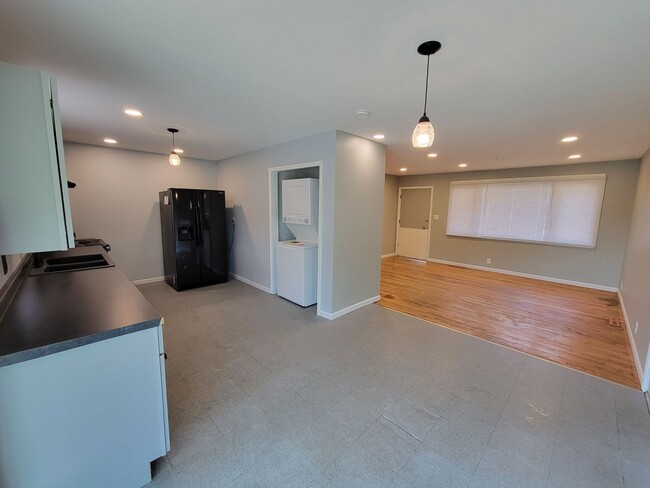 Building Photo - 3 bed, 1 bath, Close to South Bend Airport