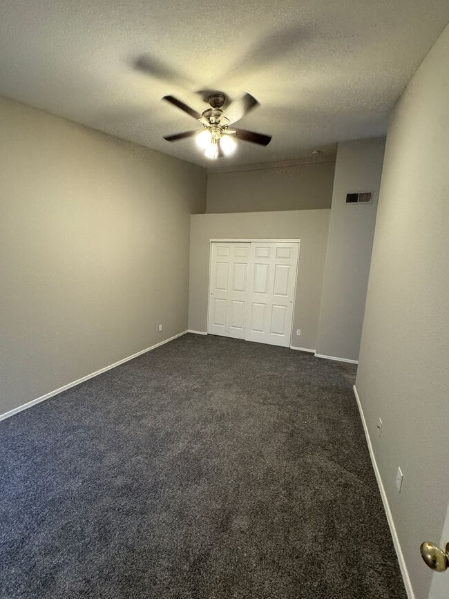 Building Photo - Beautiful 2 Bedroom 2 bath single level fo...