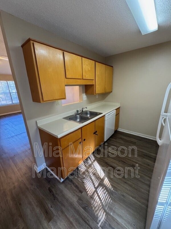 Building Photo - 141 Hunt Club Ct