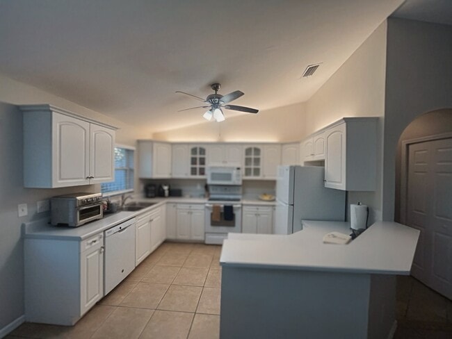 Fully equipped kitchen. - 822 Nicholas Pky W