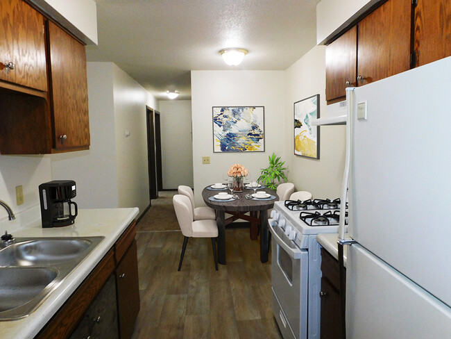 Cocina con doble fregadero y refrigerador - West Broadway Apartments