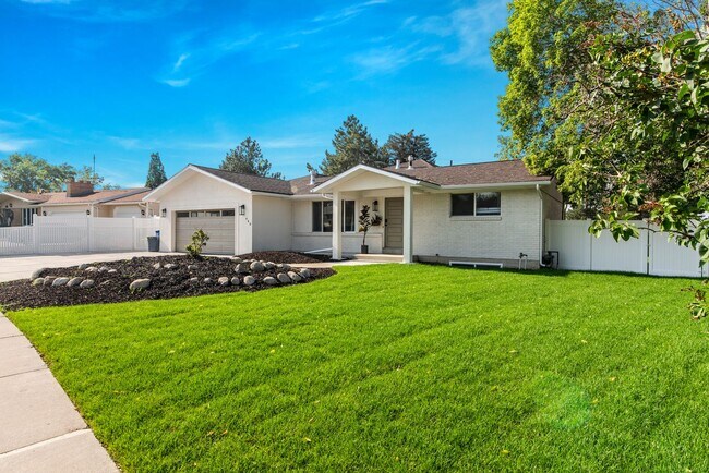 Photo - 940 E Buddlea Dr House