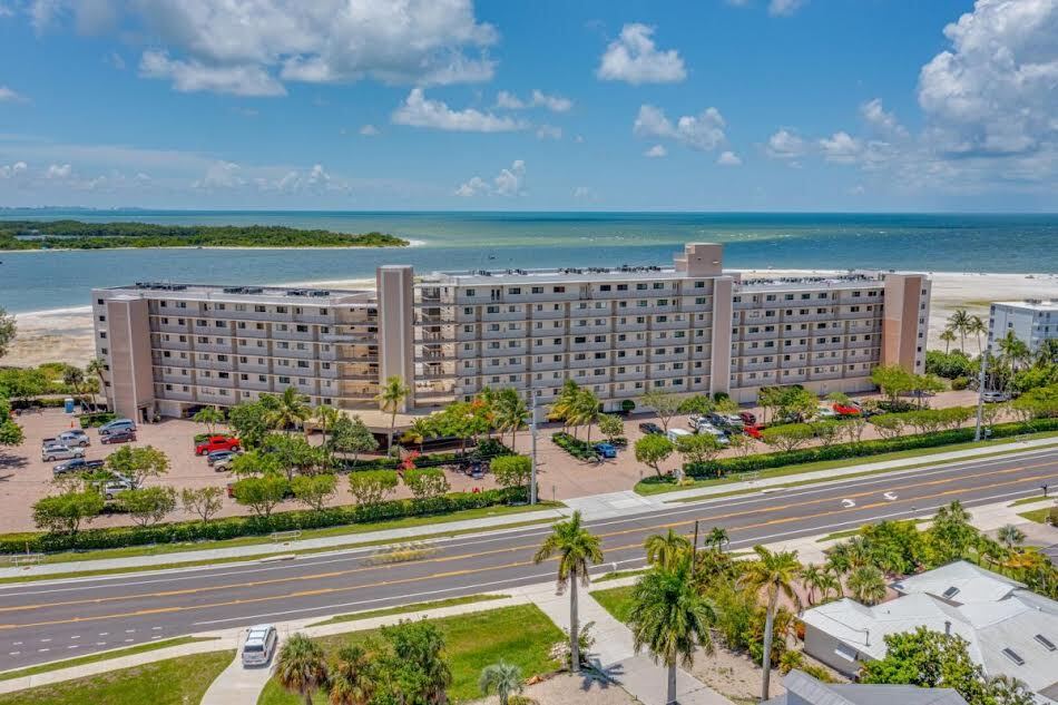 Foto principal - 8350 Estero Blvd