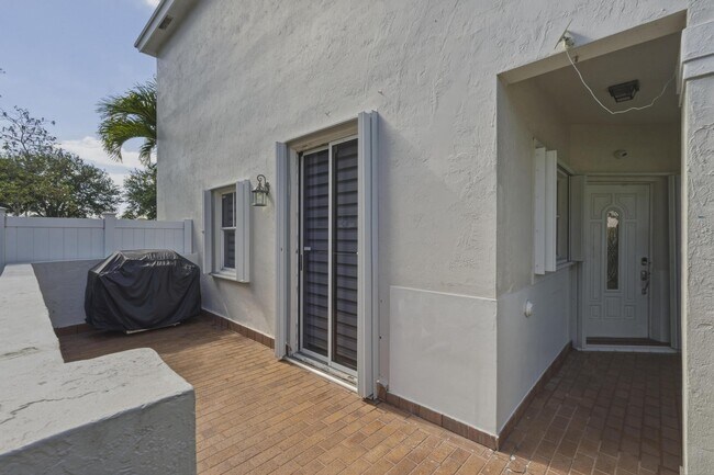 Foto del edificio - 310 NW 207th Way