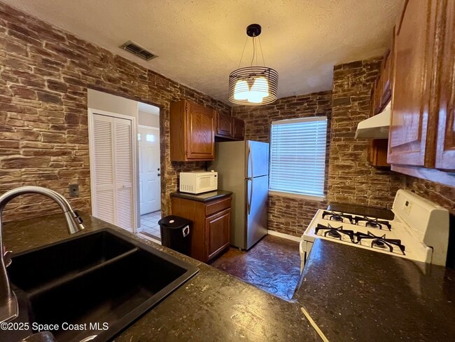 Building Photo - 2326 Talmadge Dr