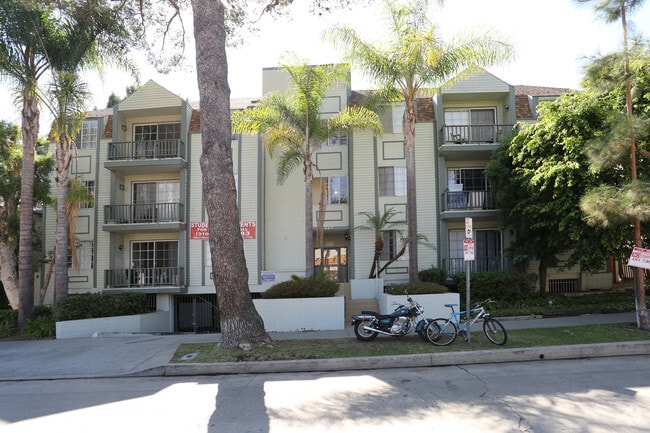 Building Photo - 685 Kelton Ave