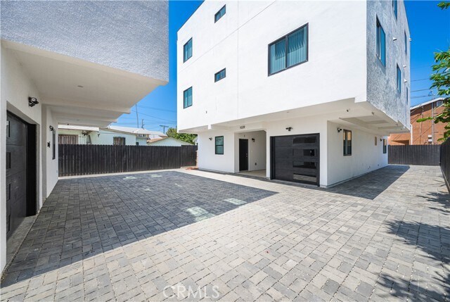 Building Photo - 1039 W 43rd St