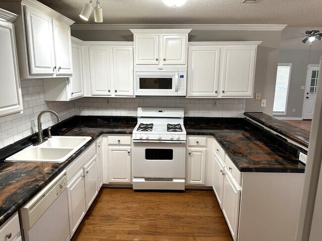 Foto del edificio - Wow! Great community! 3 bed, 2 full baths,...