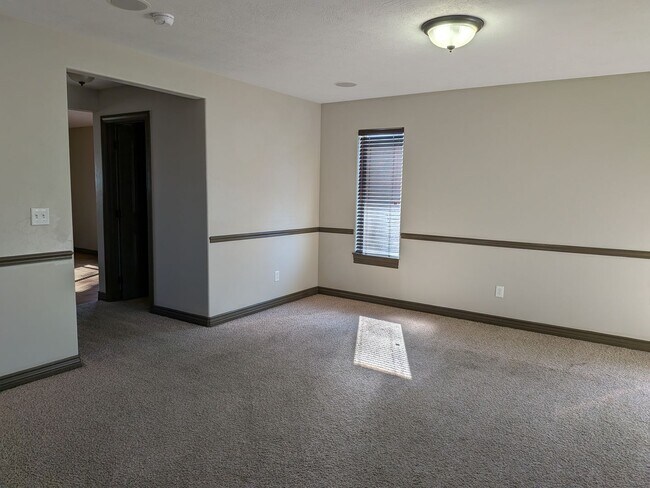 Foto del edificio - 3 bed 1.5 bath IMMACULATE END-UNIT Townhome in the Meadows