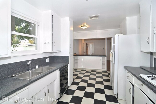Building Photo - 5 br, 3 bath House - 14655 Morrison St.