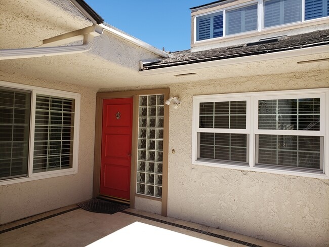 Building Photo - 5185 Thorn Tree Ln