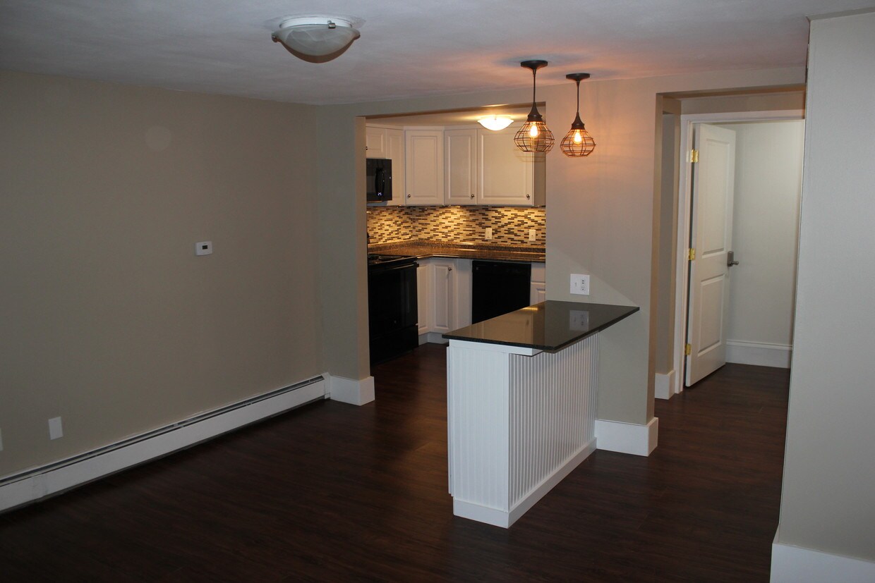 LR with breakfast bar - 66 Pleasant St