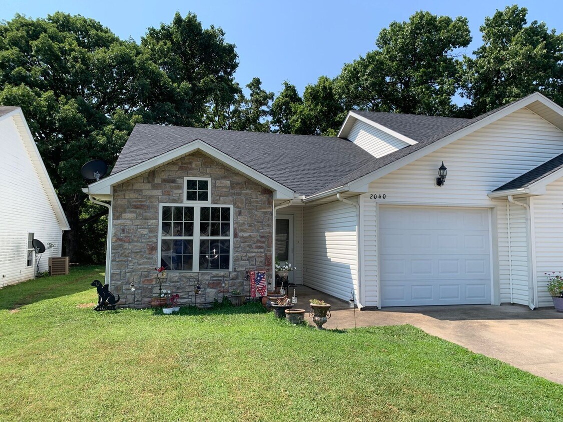 Foto principal - 2040 Marigold St