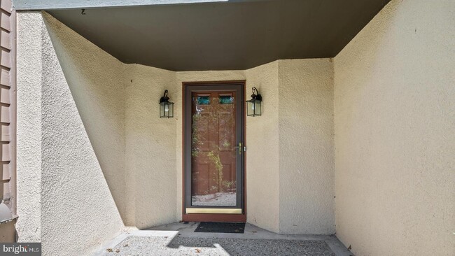Building Photo - 252 Sayre Dr