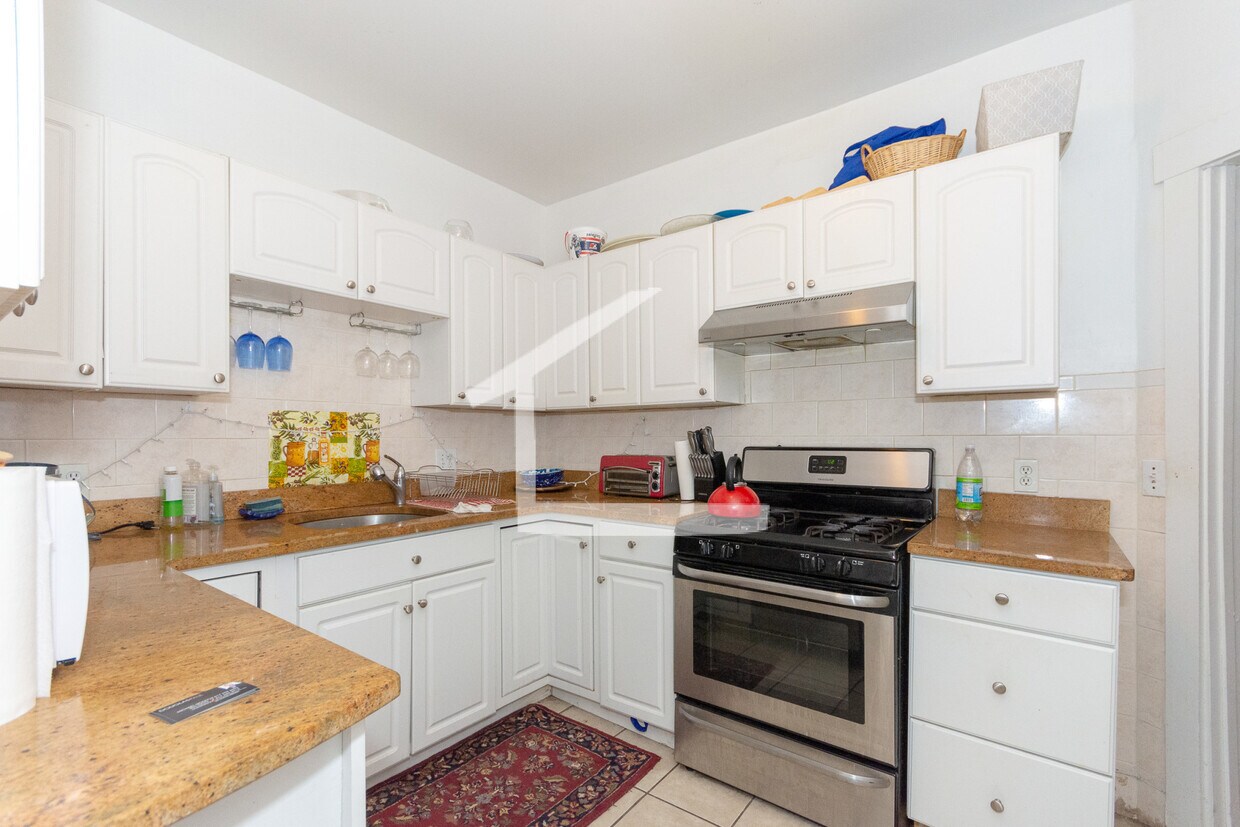 Primary Photo - 126 Amory St