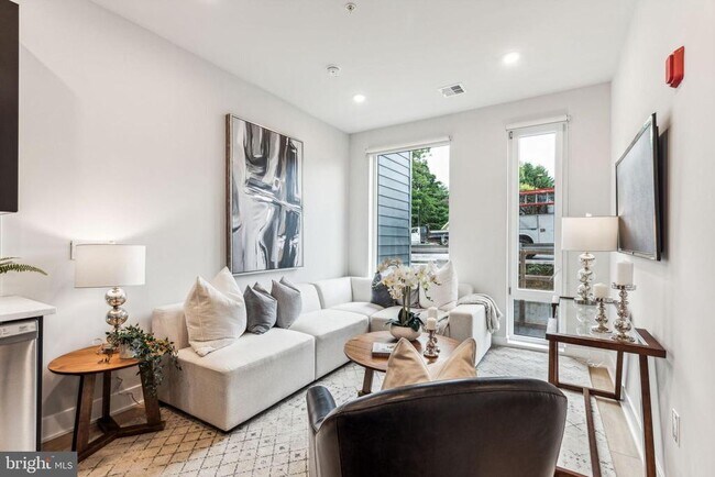 Foto del edificio - 6910 Ridge Ave