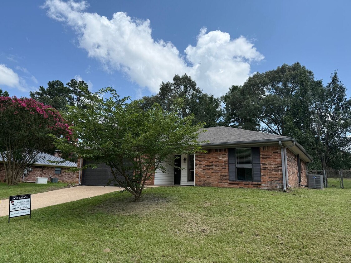 Foto principal - Modern Charm – 3 Beds, 2 Baths & More!