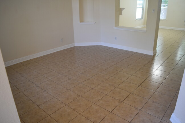 Building Photo - 1816 Village Oak Ct