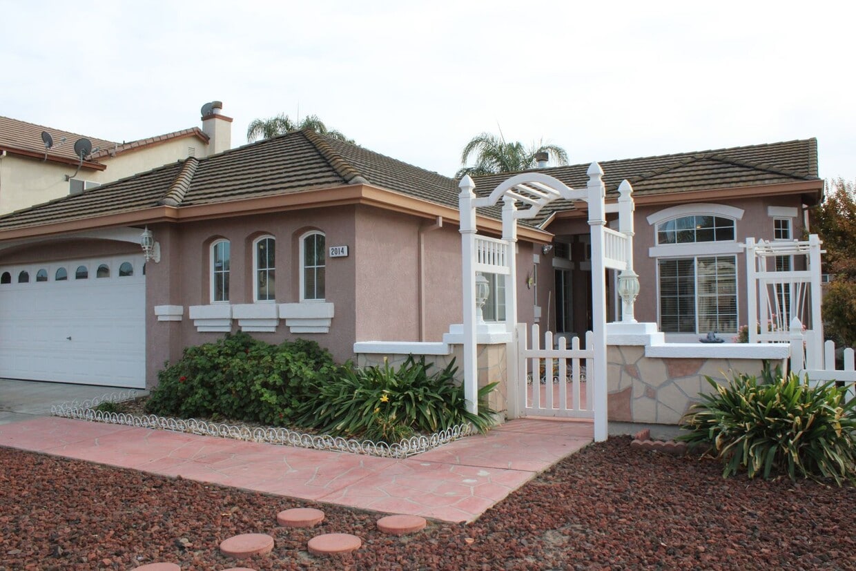 Building Photo - Beautiful Single-Story Home in Manteca with Office and Upgrades!